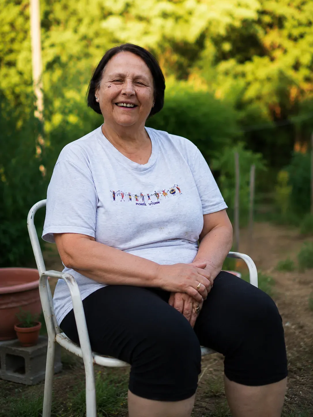 Seniorka w ogrodzie - powrót do aktywności po zawale